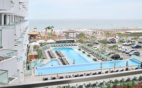 Aquawaves - Infinity Pool & Spa Resort